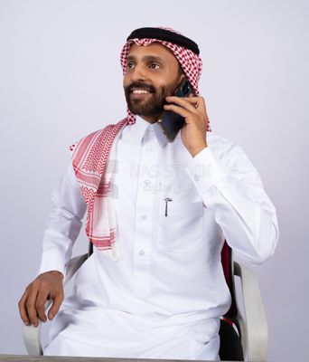 رجل خليجي يتحدث في الهاتف
