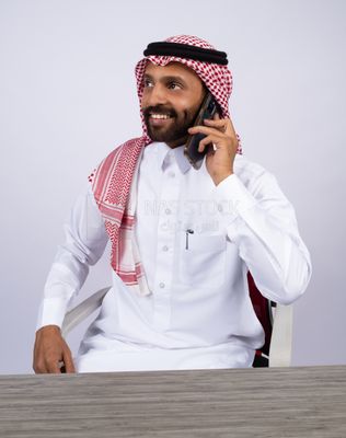 رجل خليجي يتحدث فى الهاتف