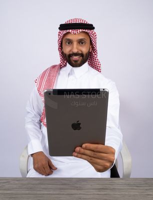 Gulf man holding tablet