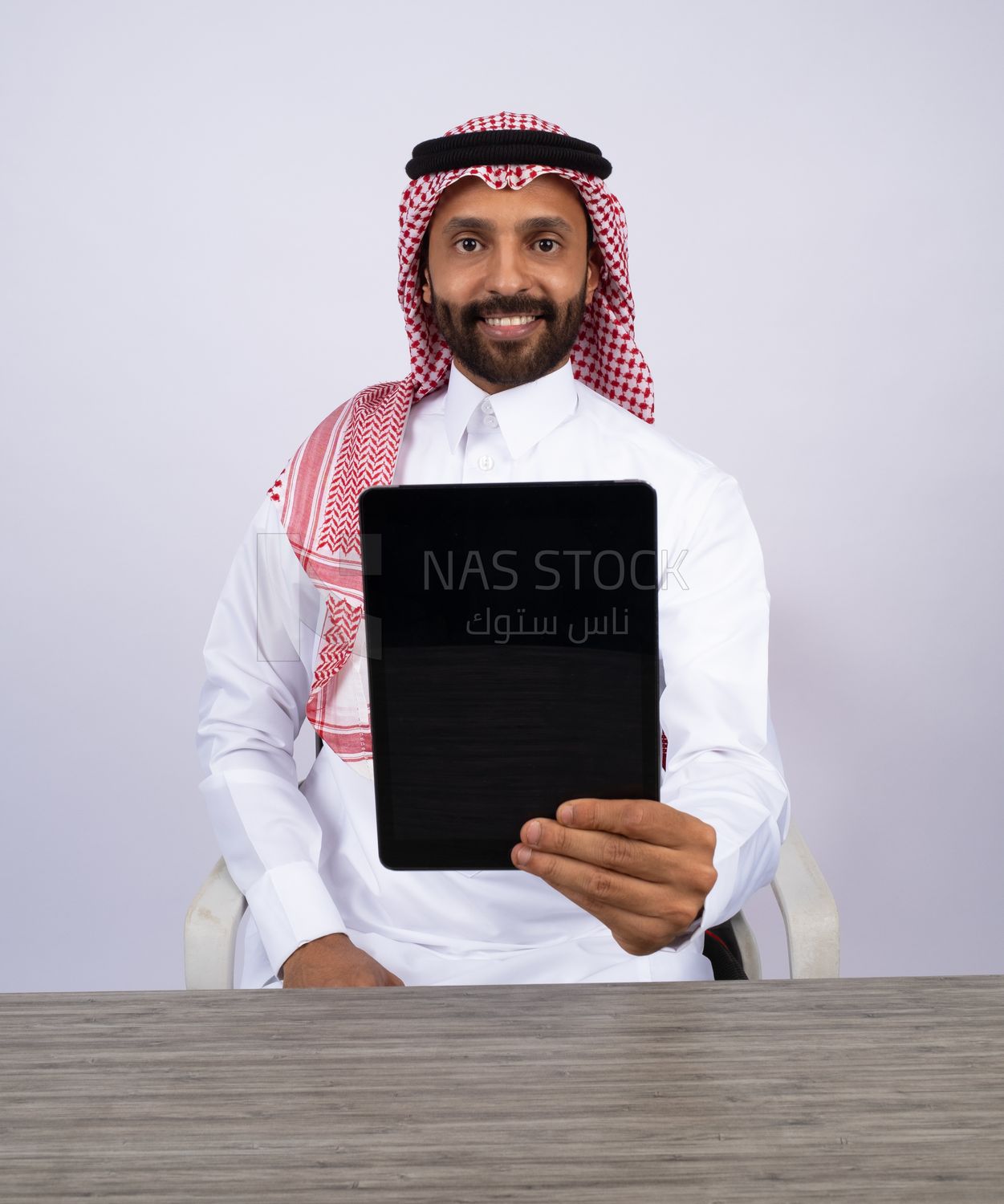 Gulf man holding tablet