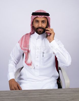 رجل خليجي يتحدث فى الهاتف