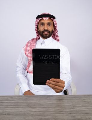 Gulf man holding tablet