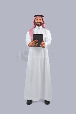 رجل خليجي يحمل جهاز لوحي