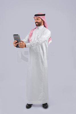 Gulf man holding tablet