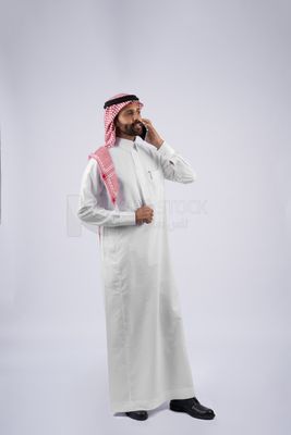 رجل خليجي يتحدث في الهاتف