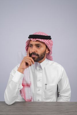 رجل خليجي يجلس على المكتب