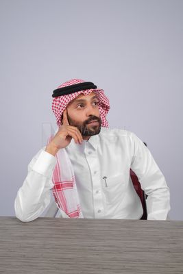 رجل خليجي يجلس على المكتب