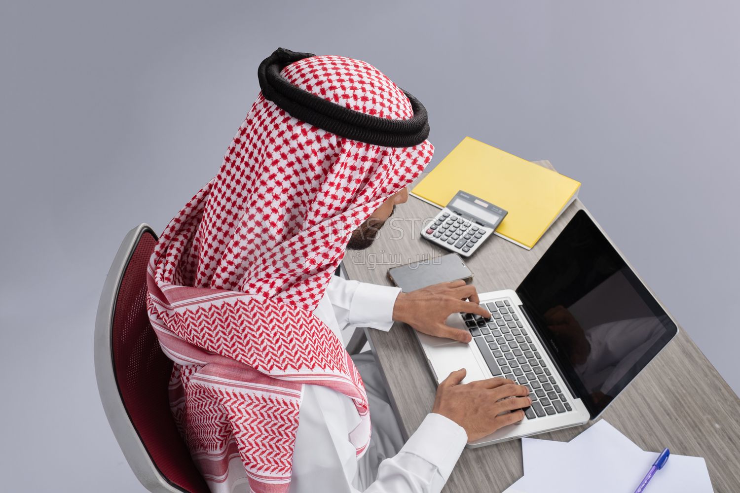 Gulf man working in company