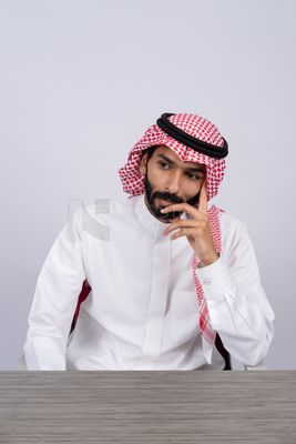 رجل خليجي يفكر
