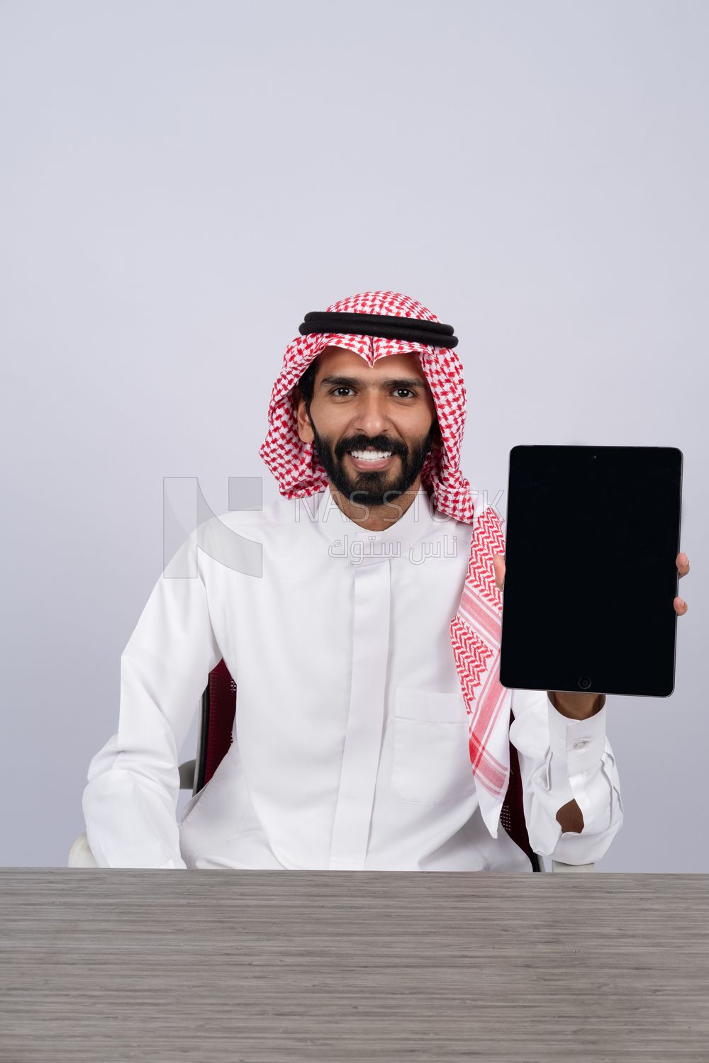 Gulf man holding a tablet