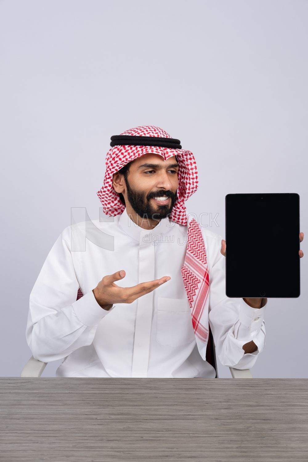 Gulf man holding a tablet