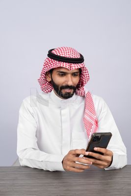 رجل خليجي يستخدم هاتف