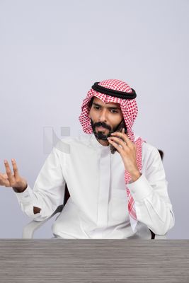 رجل خليجي يتحدث في الهاتف