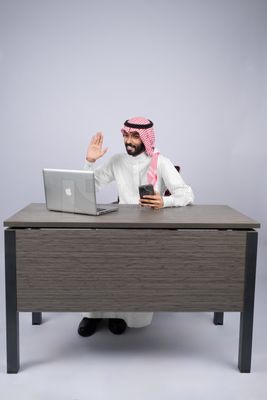 رجل خليجي فى العمل