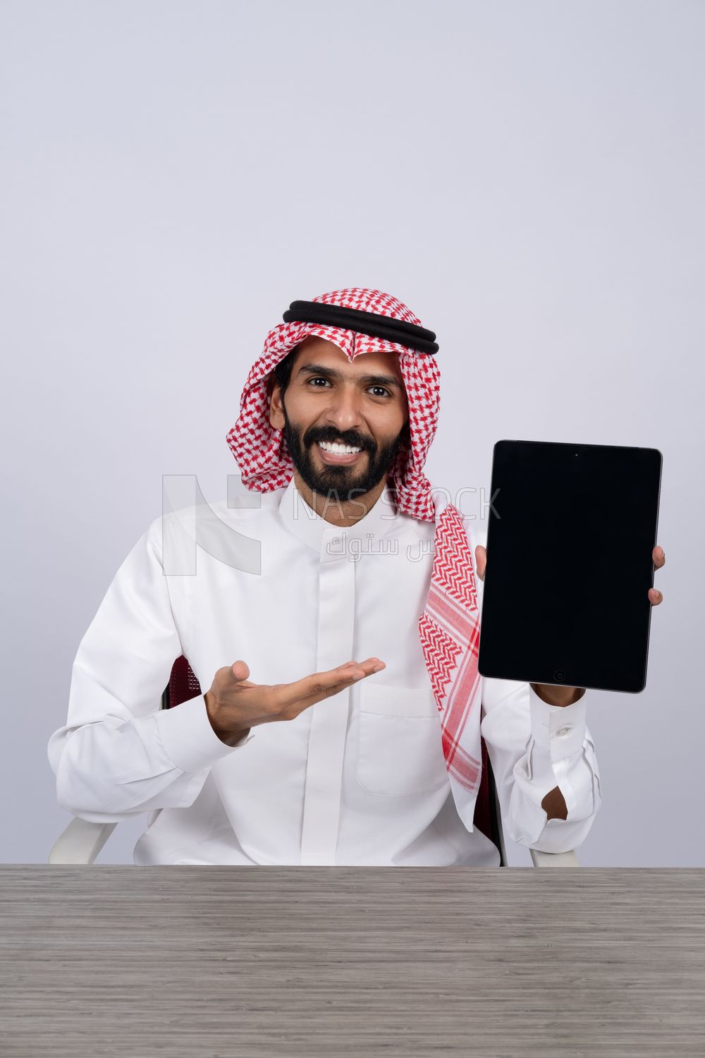 Gulf man holding a tablet