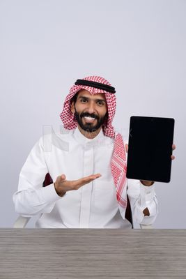 Gulf man holding a tablet