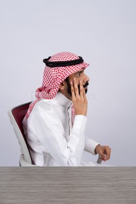 رجل خليجي يفكر