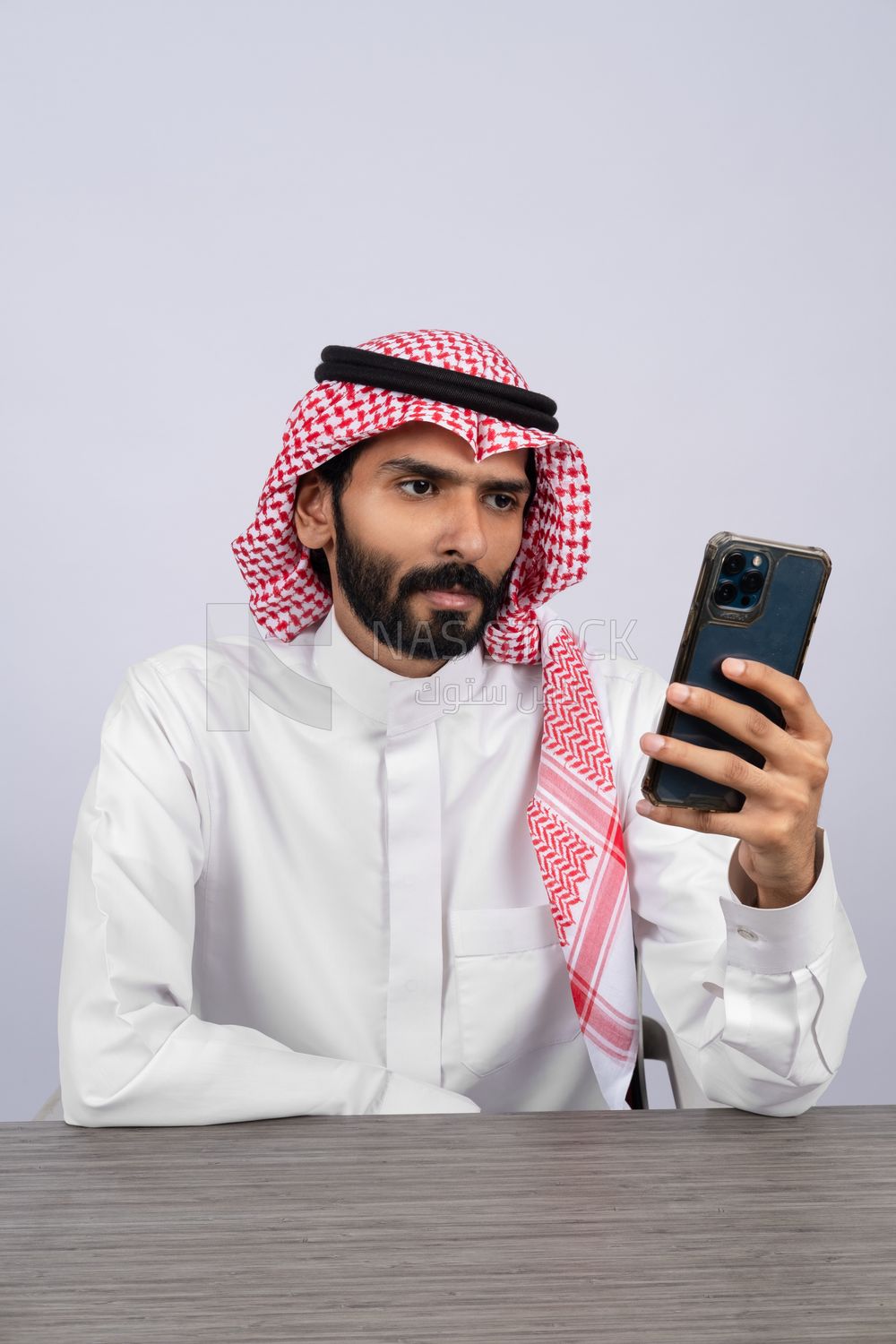 Gulf man browsing the phone