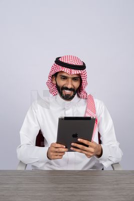 Gulf man using a tablet