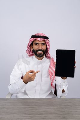 Gulf man holding a tablet