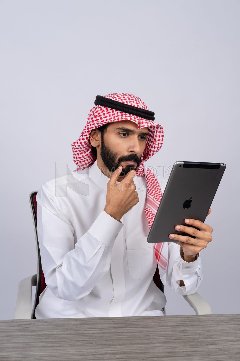 Gulf man using a tablet