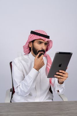 Gulf man using a tablet
