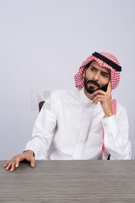 رجل خليجي يفكر