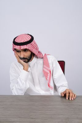 رجل خليجي يفكر