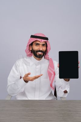 Gulf man holding a tablet