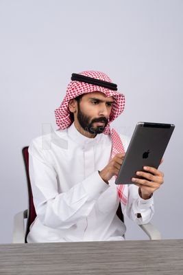 Gulf man using a tablet