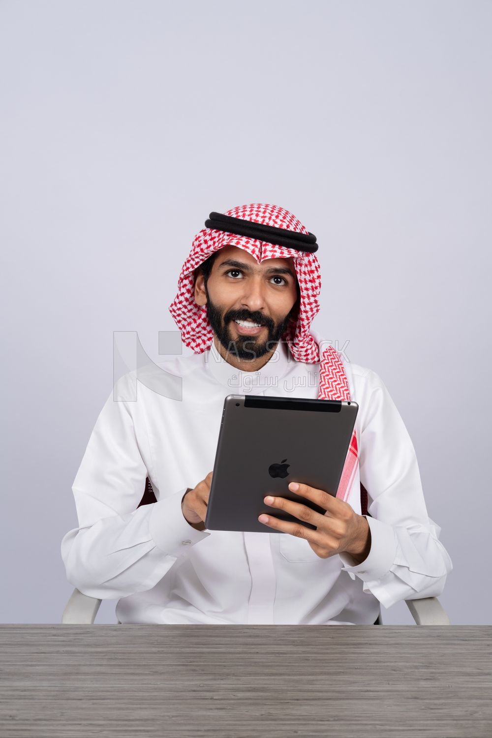 Gulf man using a tablet