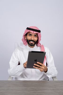 Gulf man using a tablet