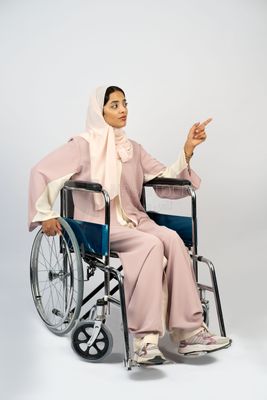 فتاة خليجية من ذوي الاحتياجات الخاصه تجلس على كرسي متحرك