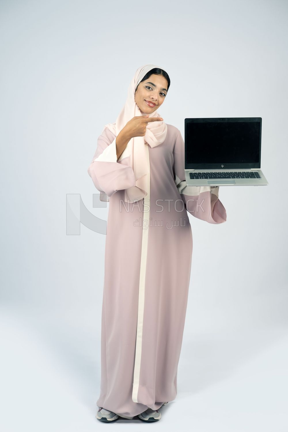 Gulf girl holding laptop