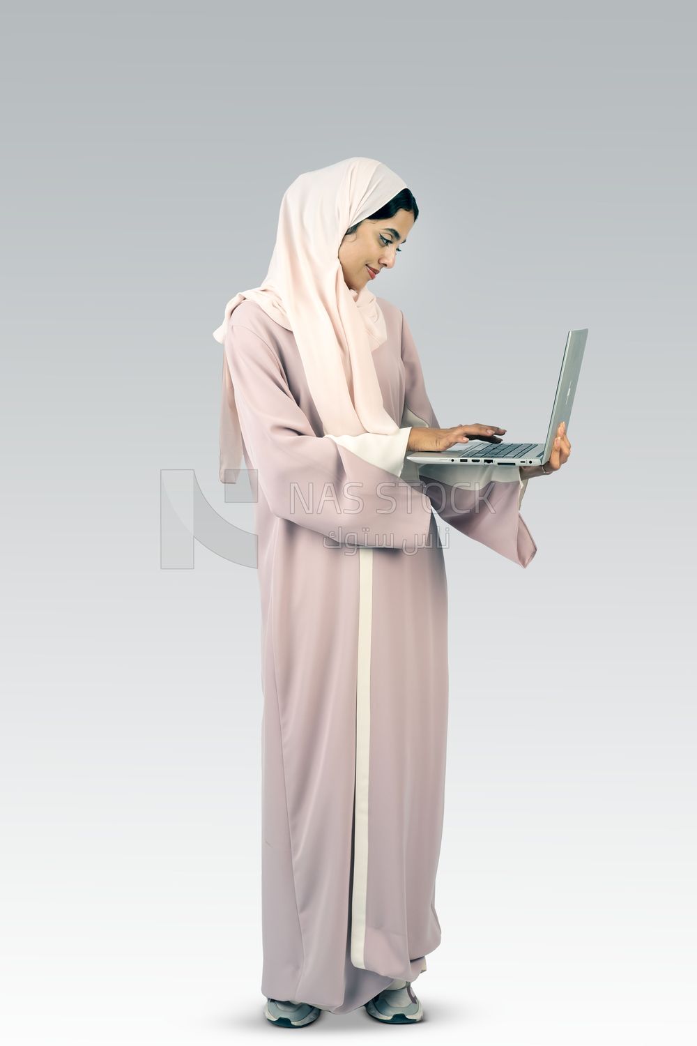 Gulf girl holding laptop