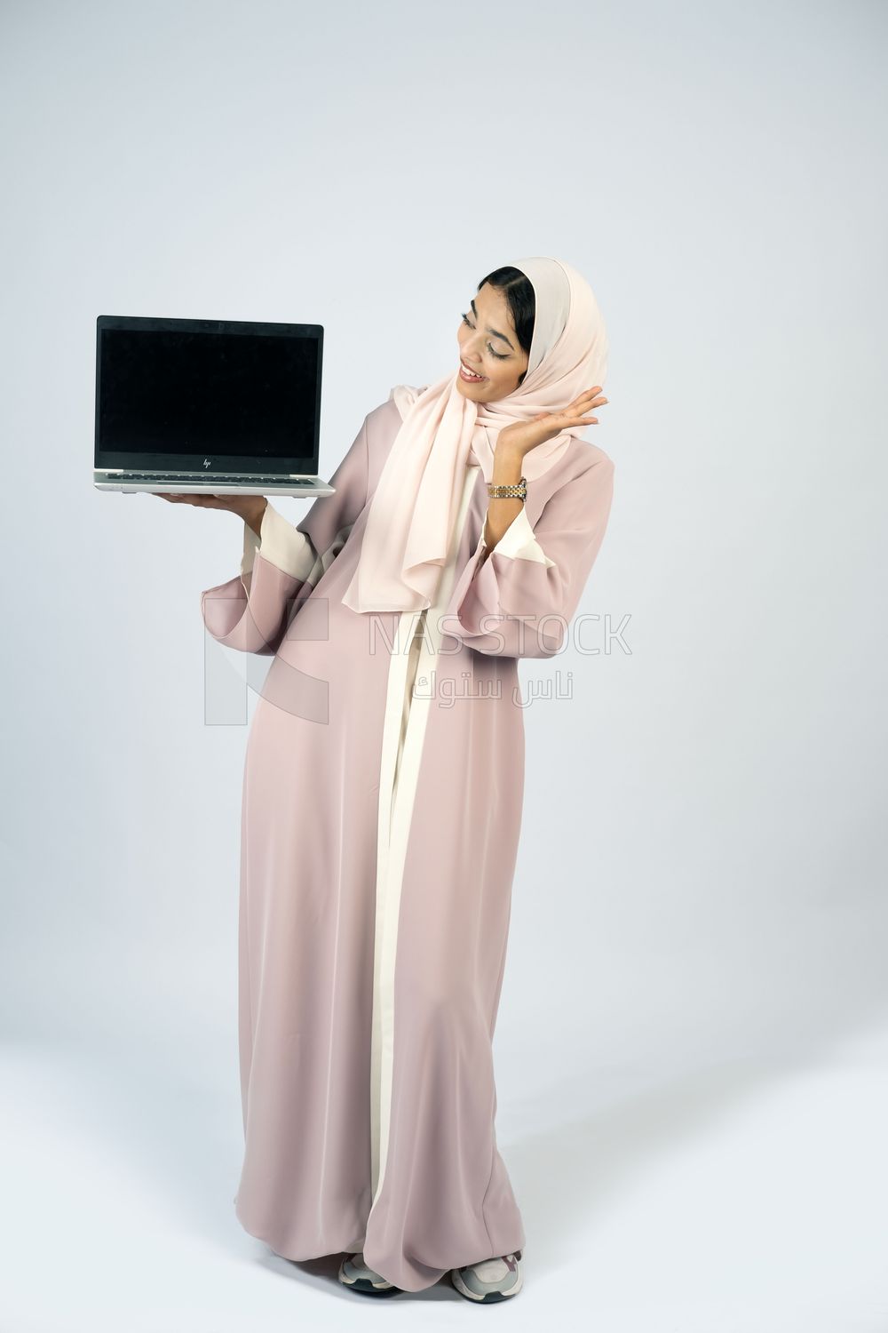 Gulf girl holding laptop