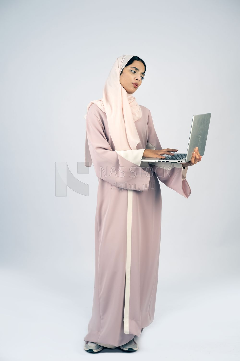 Gulf girl holding laptop