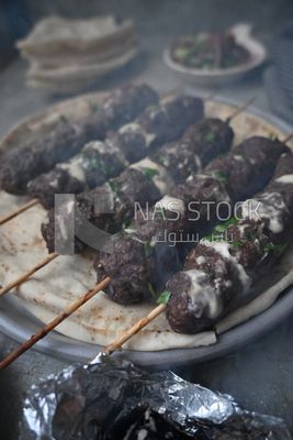 طبق به كفتة مشوية مع طحينة عليه