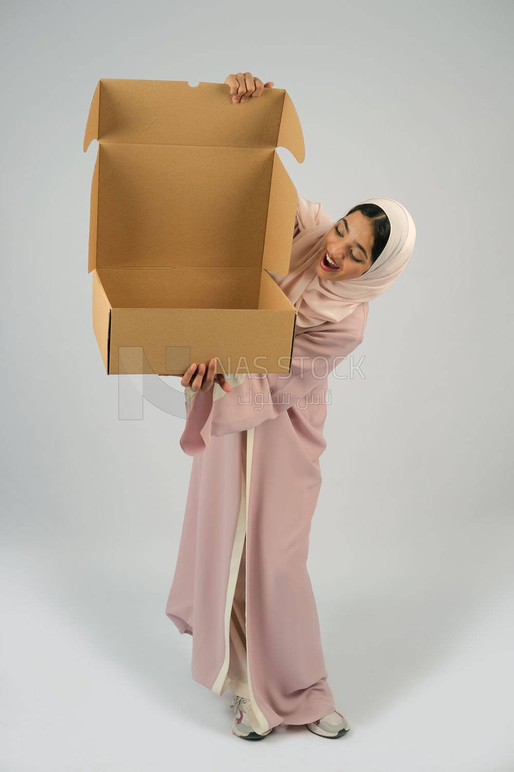 Gulf girl carrying order shipping box