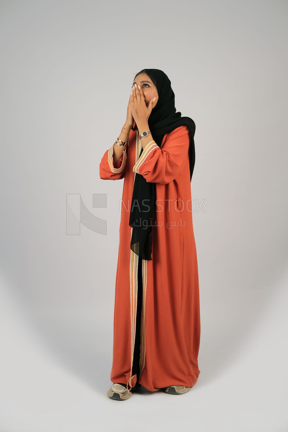 Gulf girl putting her hand on her mouth in surprise