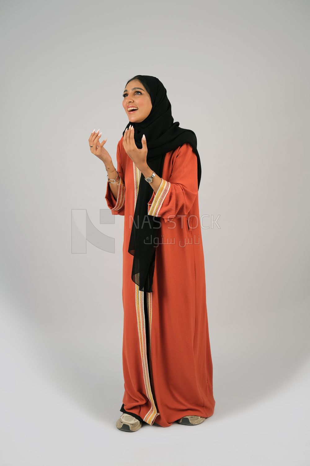 Gulf girl raising her hand up