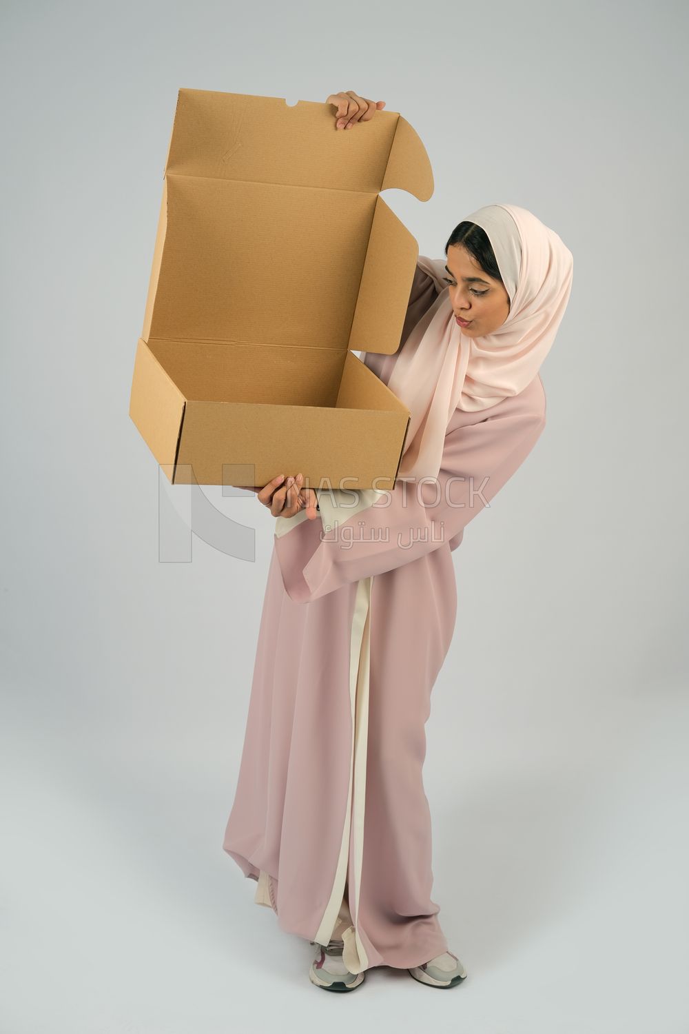 Gulf girl carrying order shipping box