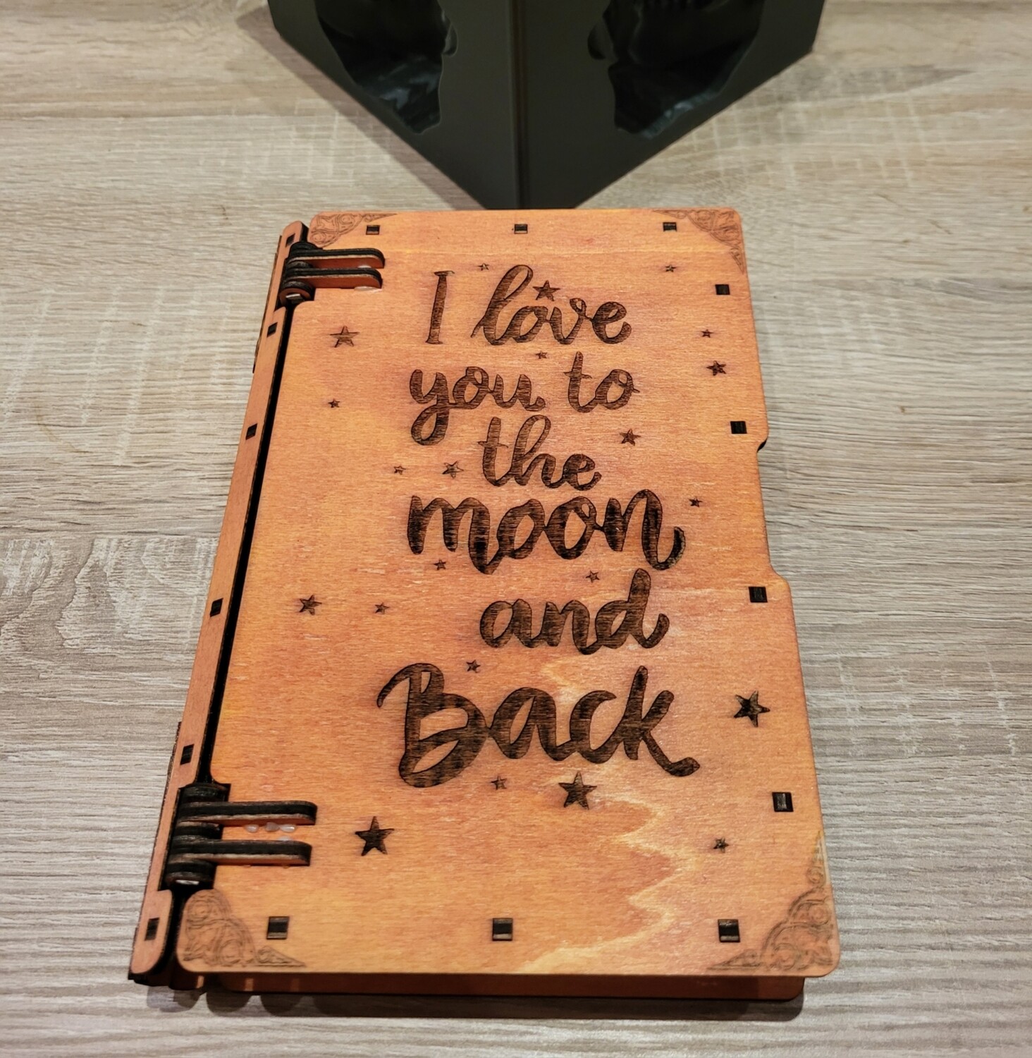 geschenkbox-aus-holz-in-buchform-handbemalt-in-verschiedenen-farben