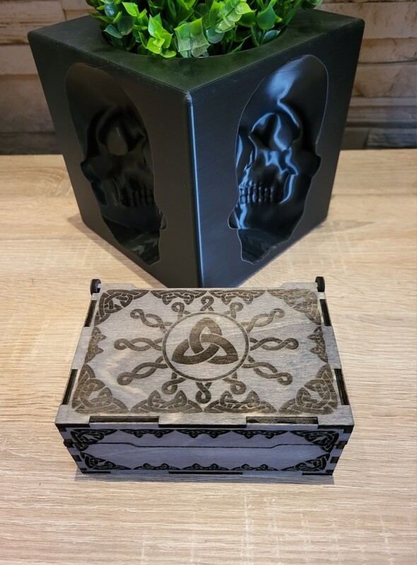 Geschenkbox aus Holz, handbemalt. In 2 Motiven und verschiedenen Farben erhältlich 
