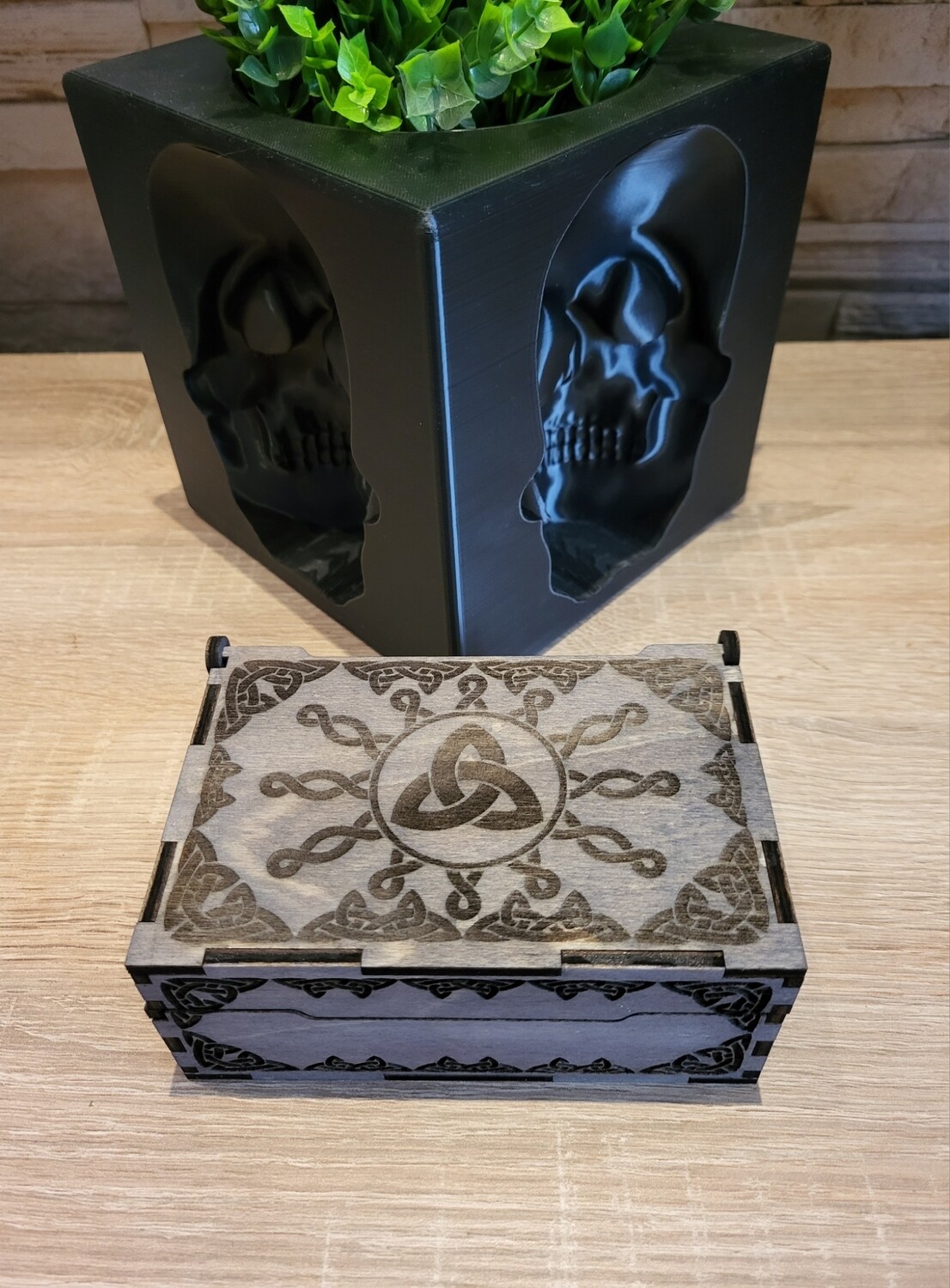 Geschenkbox aus Holz, handbemalt. In 2 Motiven und verschiedenen Farben erhältlich 