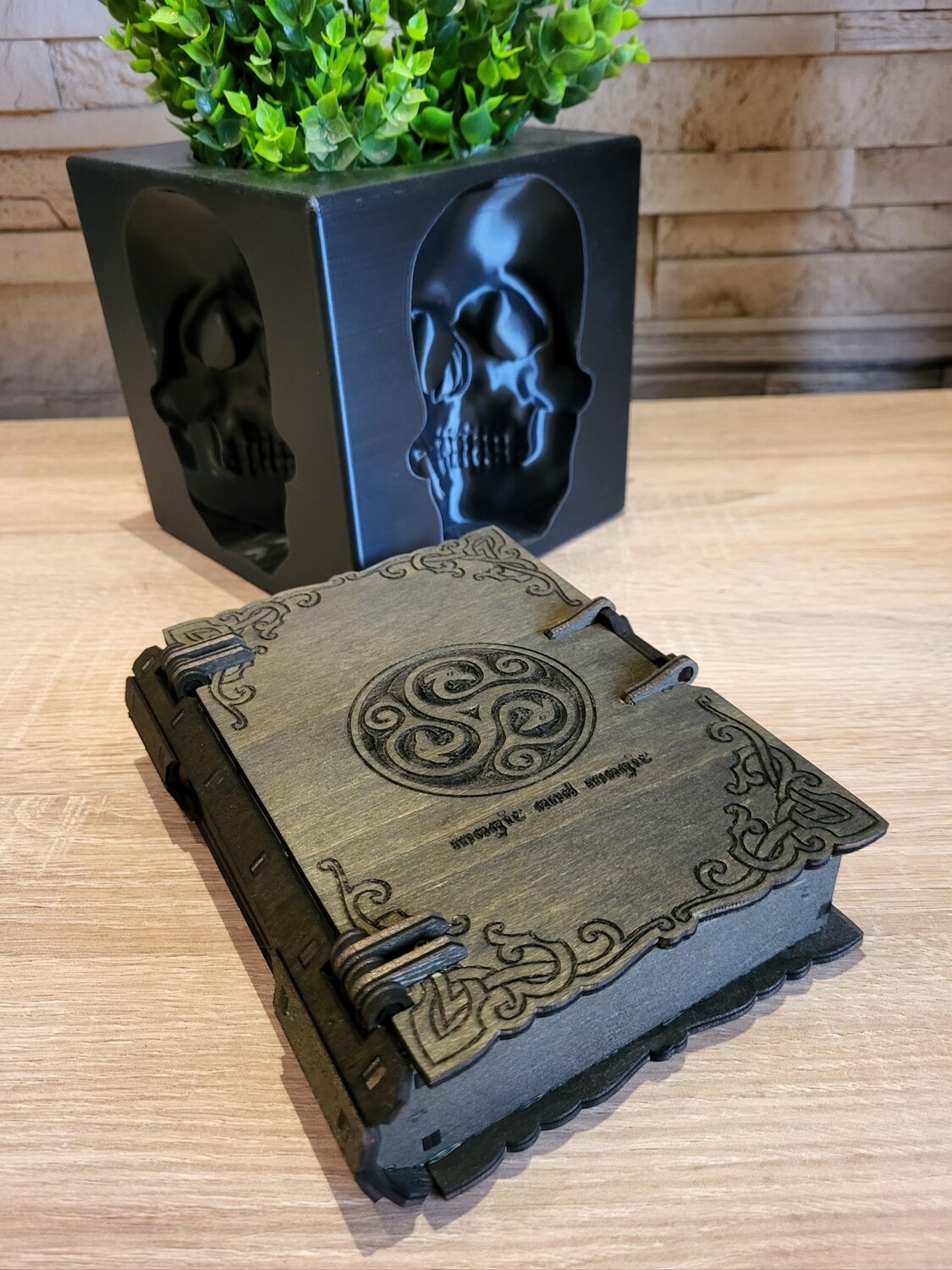 Geschenkbox aus Holz in Buchform, handbemalt. In verschiedenen Farben erhältlich 