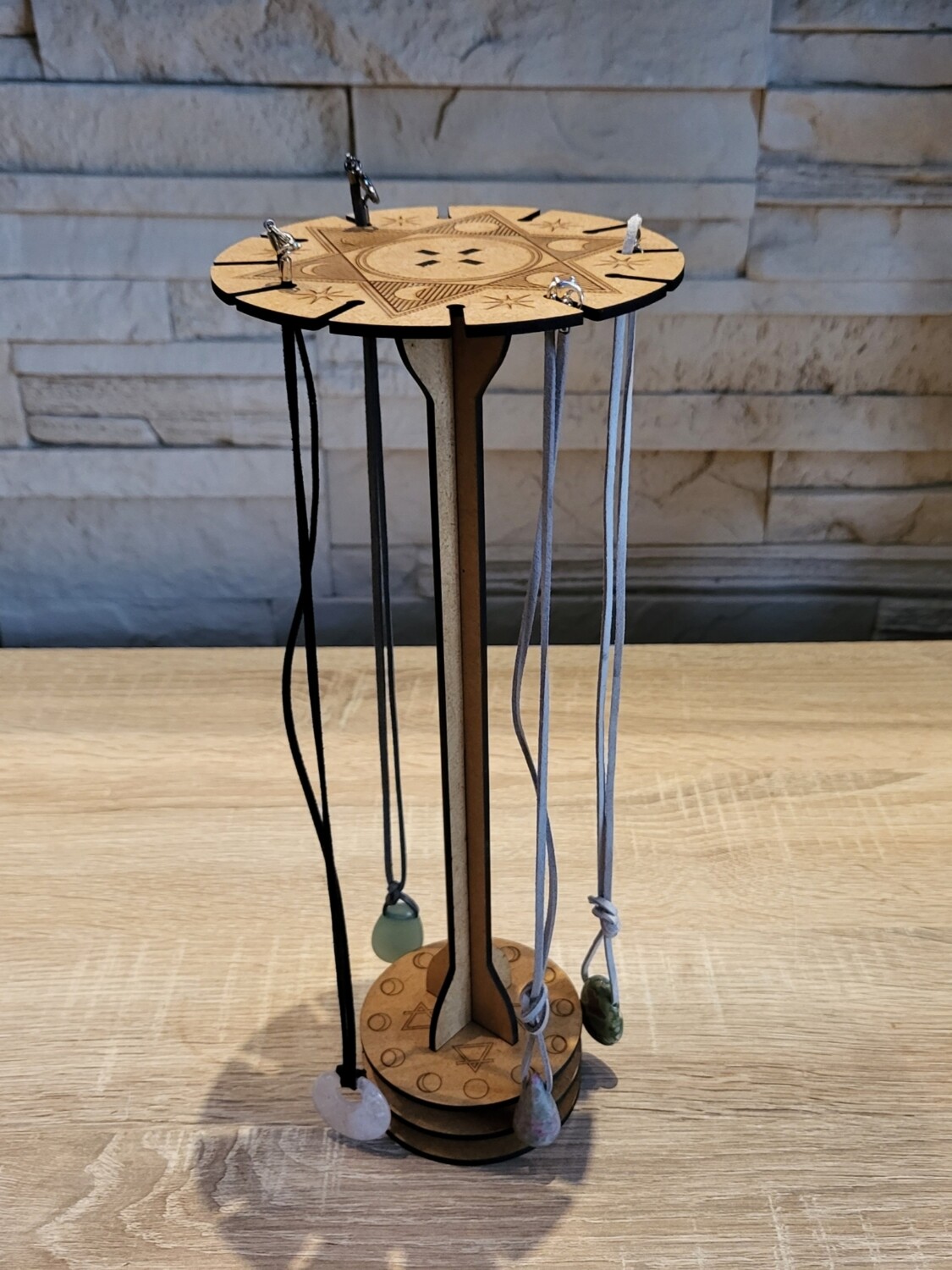 Ständer für Pendel, aus Holz.