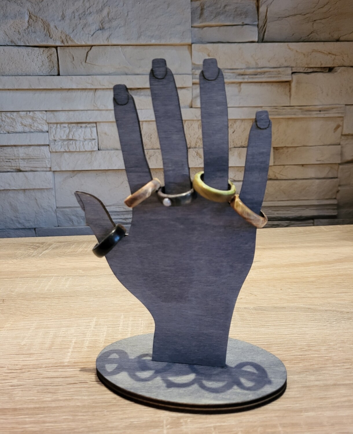 Ring Halter "Hand" aus Holz, handbemalt.
