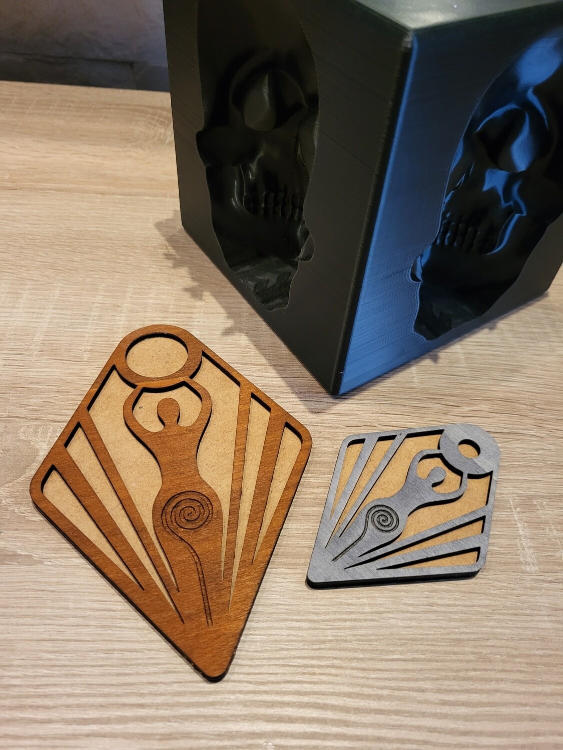 Kugelhalter "Mondgöttin" in 2 Größen und diversen Farben aus Holz, handbemalt