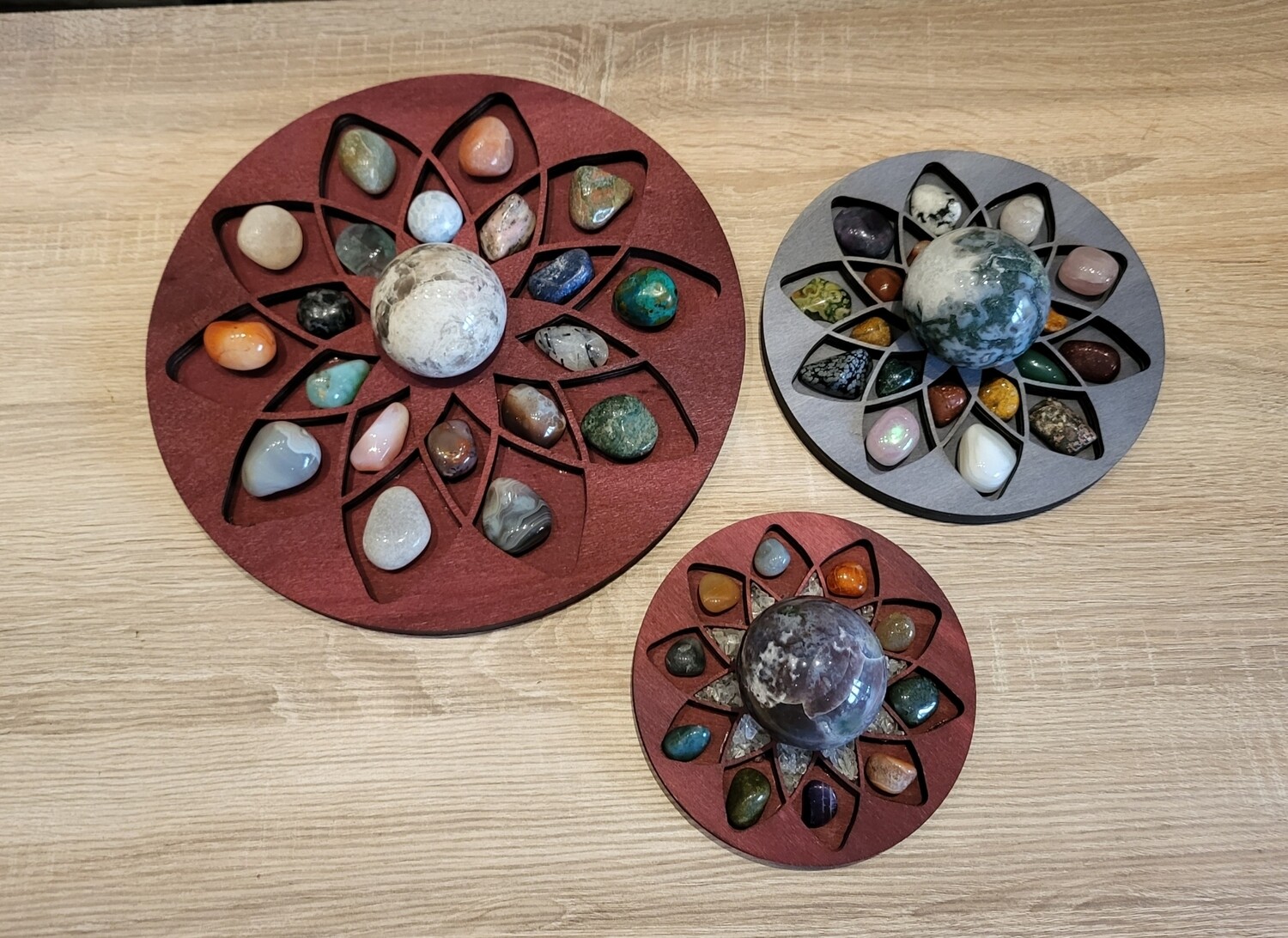 Dekoteller/Kugelhalter "Blume" aus Holz, handbemalt. In 3 Größen und verschiedenen Farben. Ab